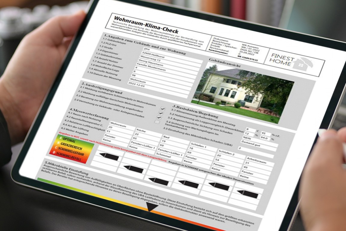 Tablet mit digitalem Wohnraum-Klima-Ausweis zur Analyse des Raumklimas.