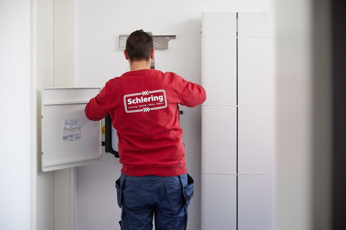 Einbau eines Stromspeichers durch einen Schlering-Monteur
