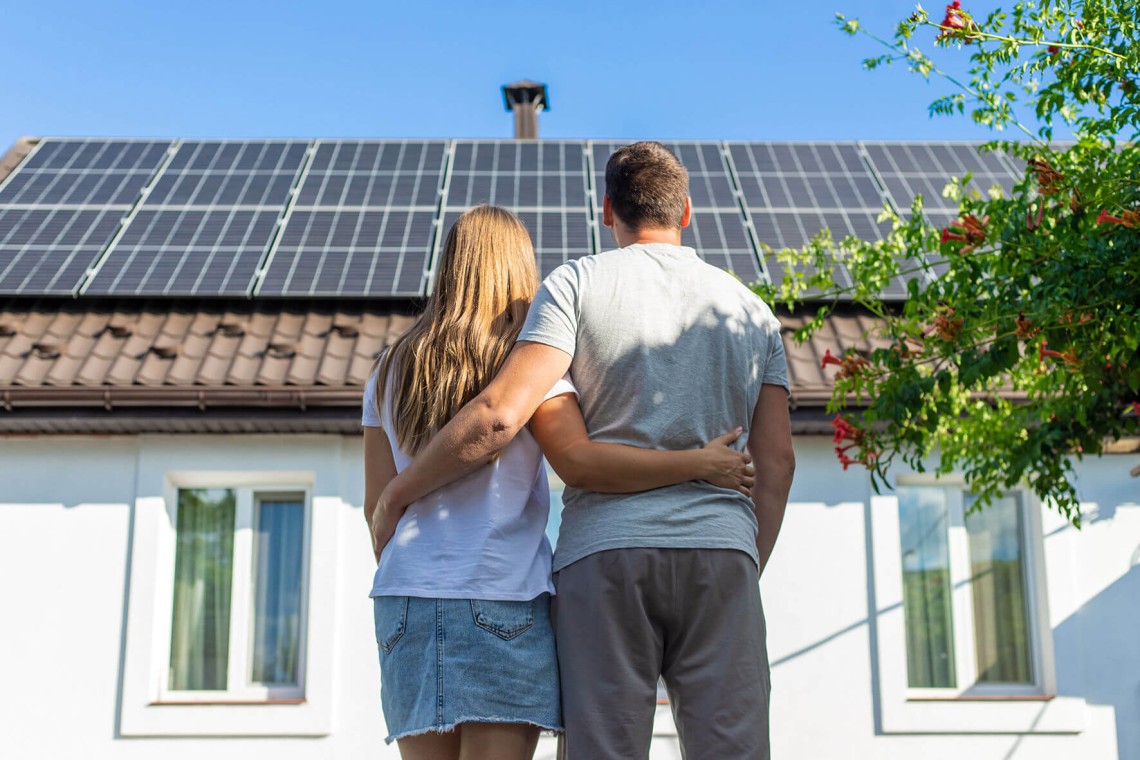 Ehepaar betrachtet seine Photovoltaik-Anlage