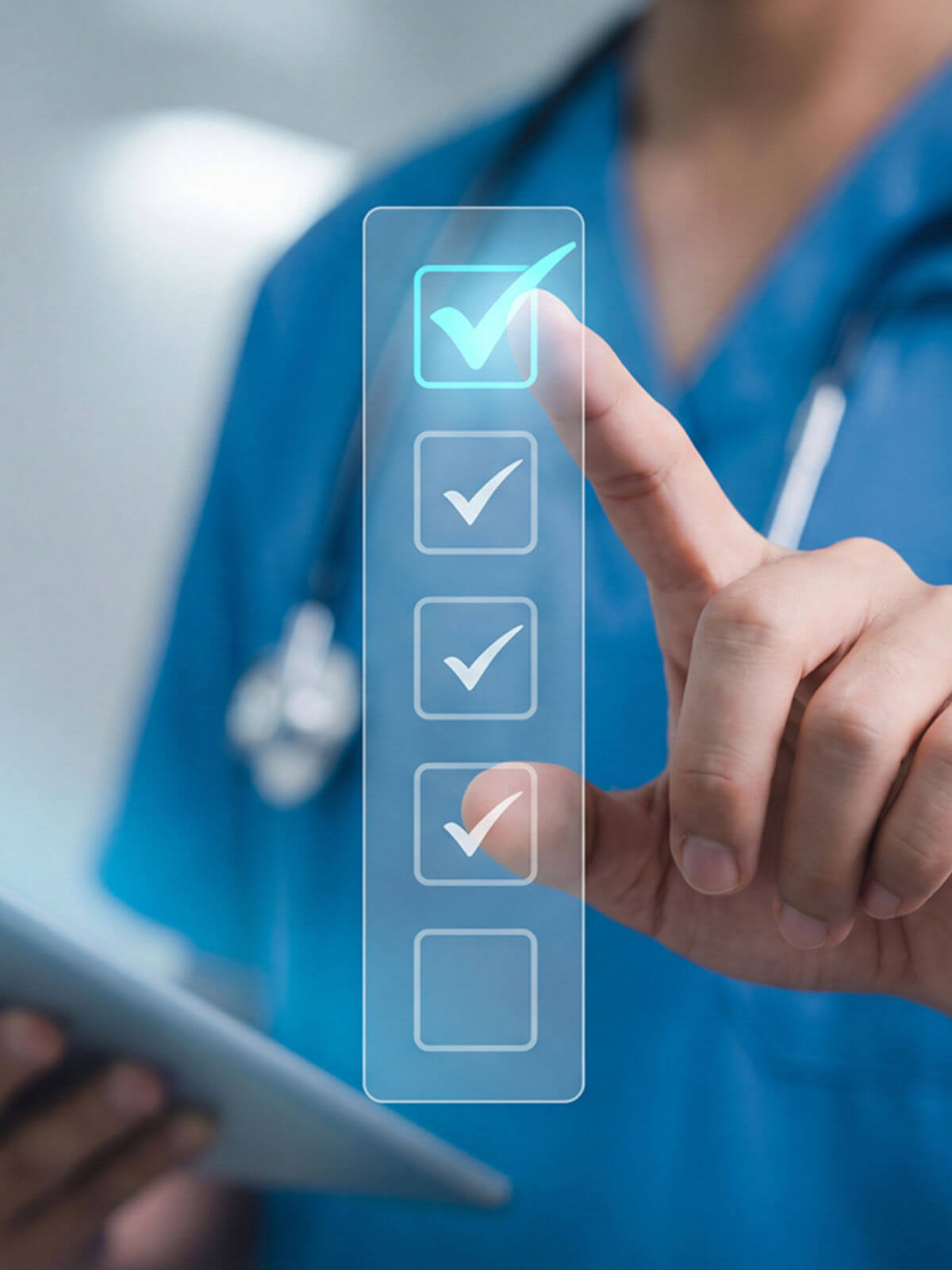 Finger hakt eine digitale Checkliste ab